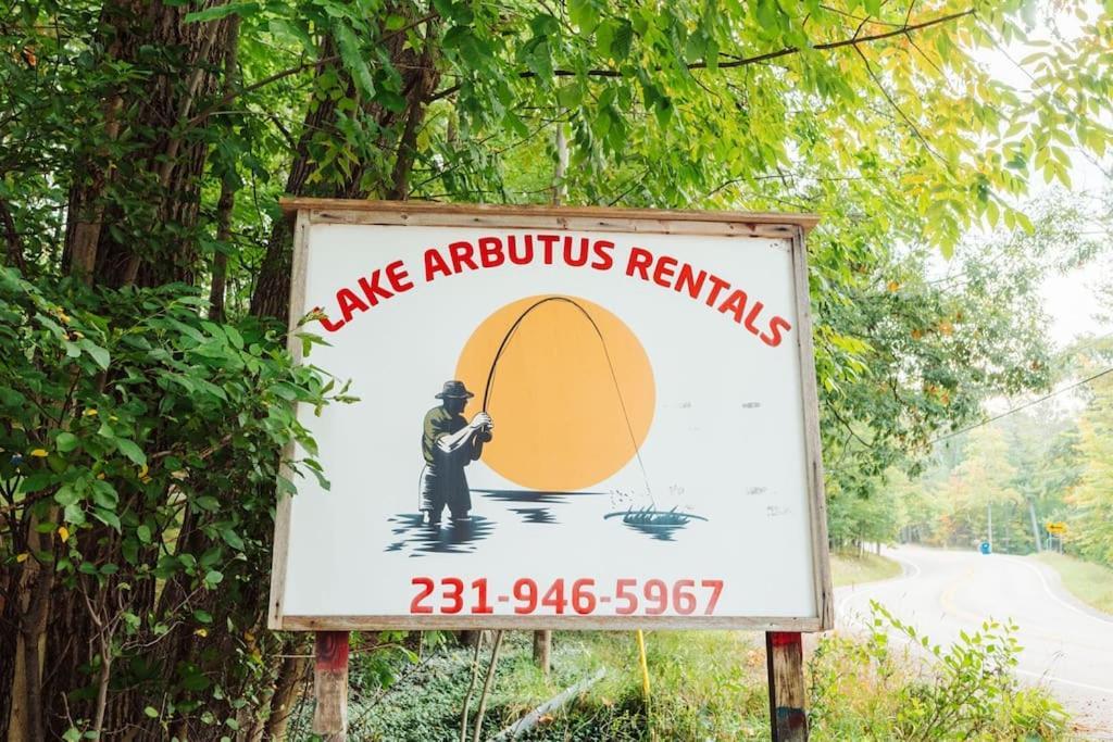 Arbutus Lake 3 Bedroom Cottage Traverse City Esterno foto